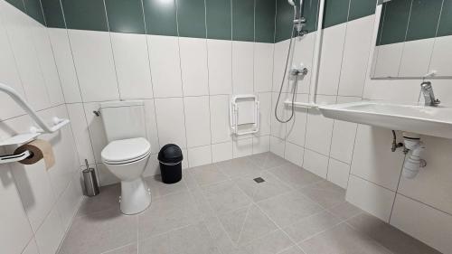 Salle de bain PMR de la chambre ACACIA PMR